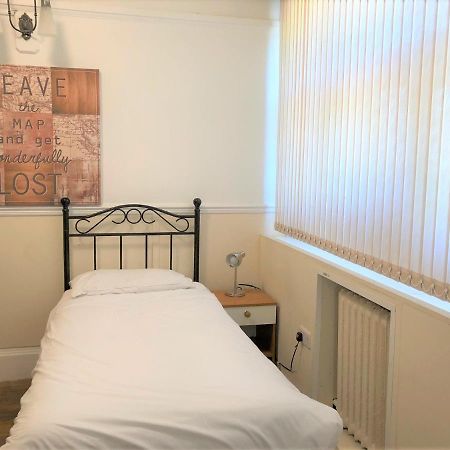 Budget Rooms Crosskeys นิวพอร์ต ภายนอก รูปภาพ