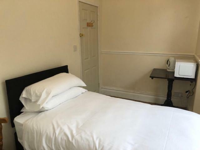 Budget Rooms Crosskeys นิวพอร์ต ภายนอก รูปภาพ