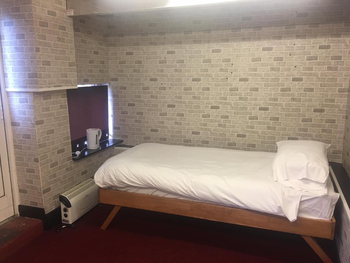 Budget Rooms Crosskeys นิวพอร์ต ภายนอก รูปภาพ